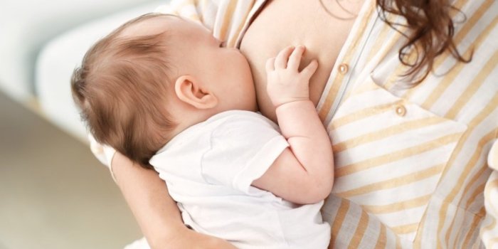 Allaitement : les 8 differentes positions pour allaiter votre bebe