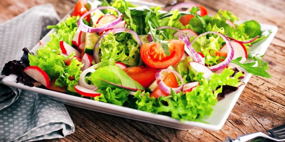frischer salat mit verschidenen zutaten