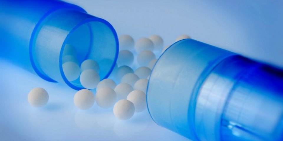 picture of homeopathic pills poured from the blue tube