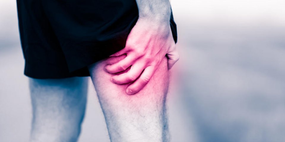 coureurs douleur à la jambe sur l'homme d'entraînement tenant douloureux et douloureux jambe muscle, entorse ou crampe ...