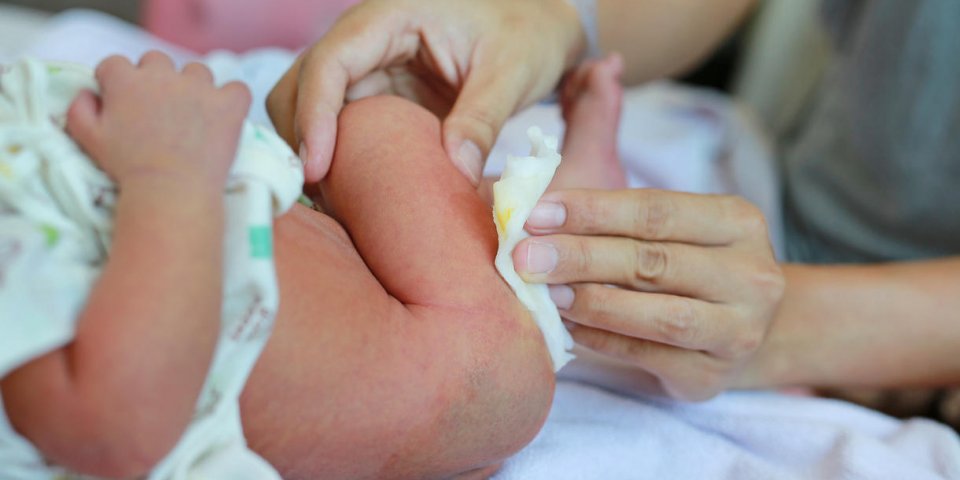 Glaires dans les selles de bébé : est-ce grave ?