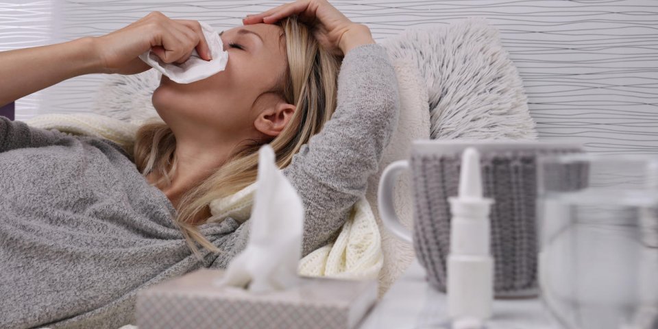 femme attrapée froid, grippe, nez en cours de soins de santé et concept médical