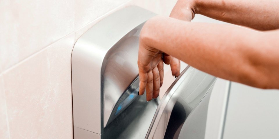 Bactéries : les sèche-mains électriques en cachent de nombreuses