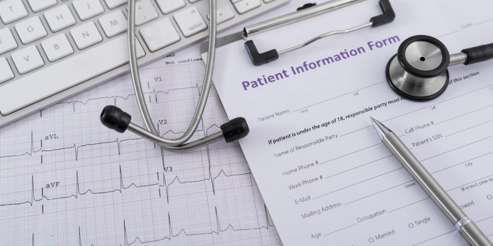 stéthoscope sur le concept de cardiogramme pour les soins cardiaques sur le bureau