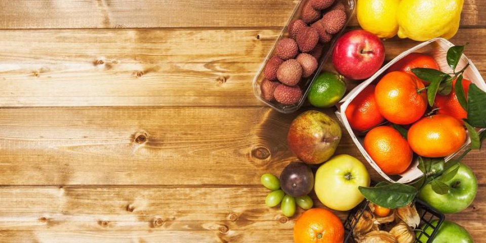 fruits frais du marché sur fond en bois alimentation saine et régime concept assortiment d'hiver copie espace vue du haut