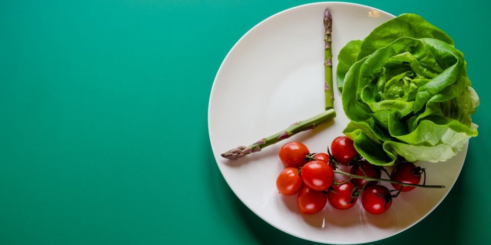 Jeûne intermittent : manger entre 7 et 15h favorise la perte de poids 