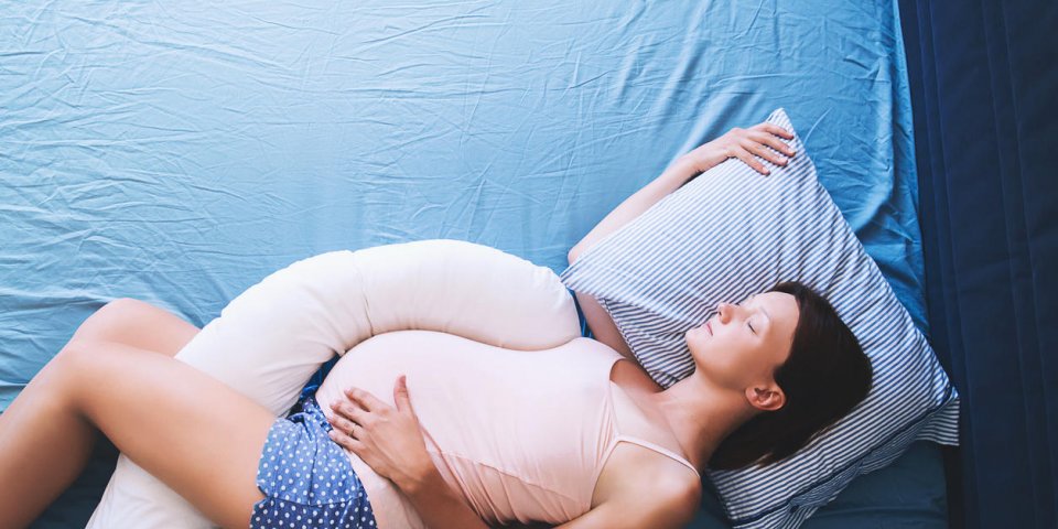 Grossesse : quelle position pour dormir quand on est enceinte ?