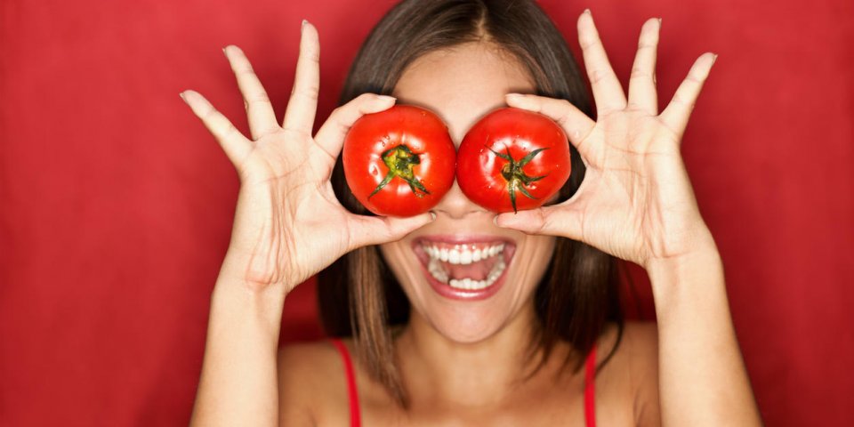 tomate, femme, projection, tomates, tenue, devant, yeux, frais, énergique, rigolote, image, rouges, fond