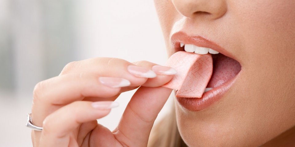 Un chewing-gum pourrait freiner la COVID-19