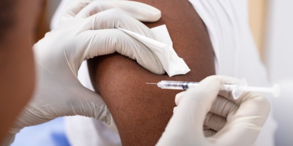 Vaccin Covid-19 : pourquoi a-t-on mal au bras après l'injection ?
