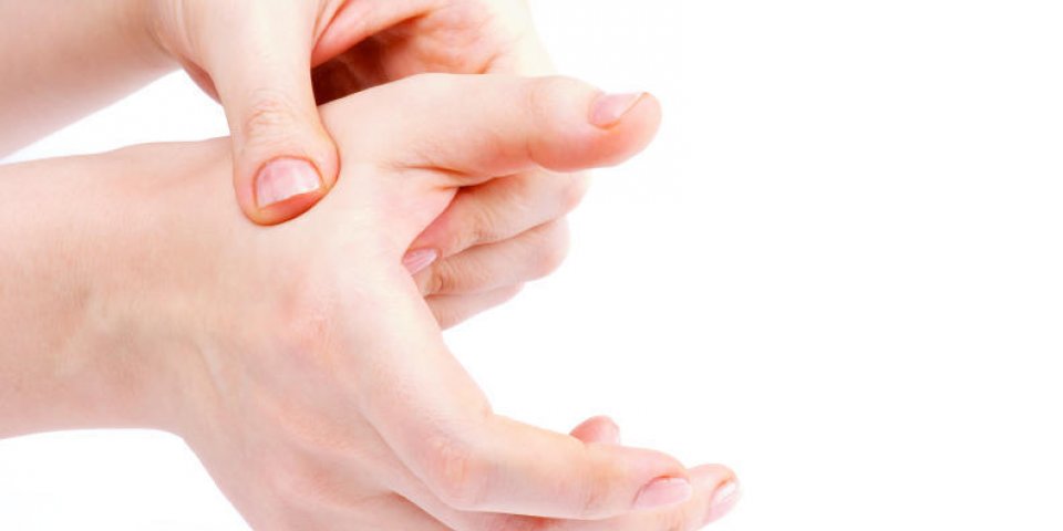 mains de la femme faisant l'auto-massage entre les doigts de la main isolé sur fond blanc