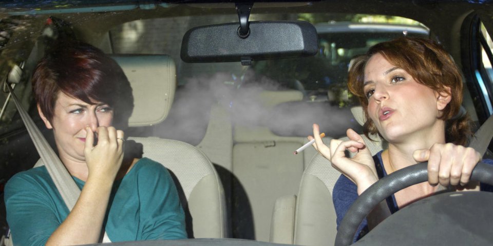 fumée secondaire d'un conducteur qui fume dans une voiture