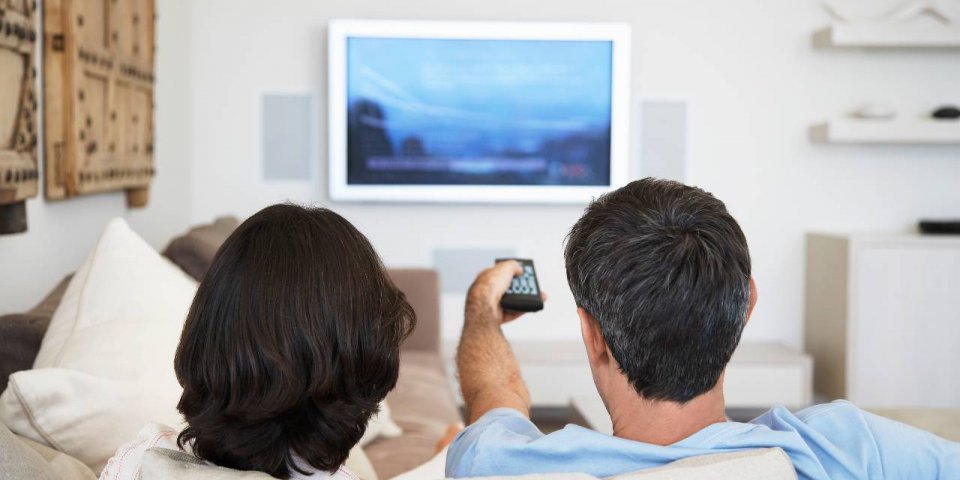 AVC : chaque heure passée devant la TV augmente vos risques après 60 ans