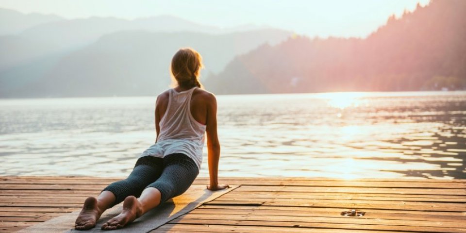 Seins qui tombent : 5 postures de yoga pour lutter contre la gravité