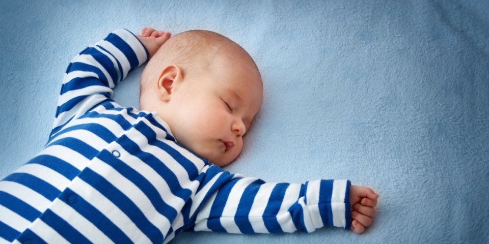 Sommeil de bébé : quelle est la position idéale pour le faire dormir ?