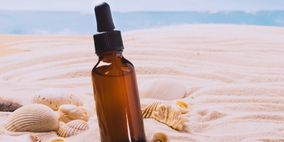 Vacances : les 3 huiles essentielles à avoir pour soigner les maux de l'été