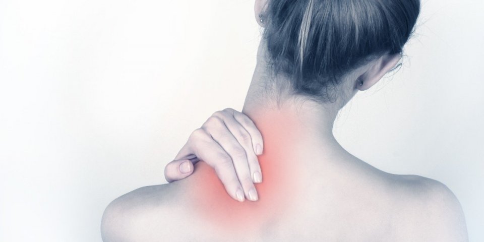 9 raisons pour lesquelles votre cou peut faire souffrir