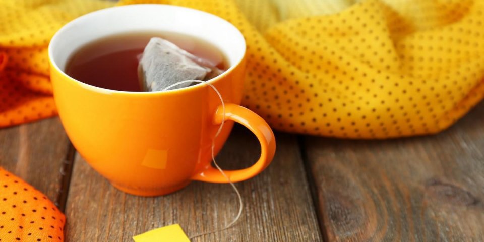tasse de thé avec le sachet de thé sur close-up de table en bois