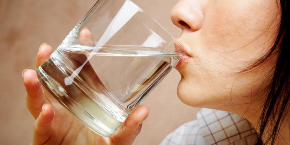 Se forcer à boire de l'eau pourrait être dangereux pour la santé.