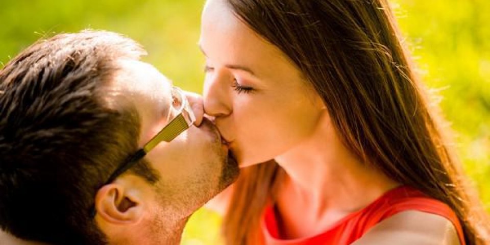 jeune couple romantique étreindre et embrasser dans la nature