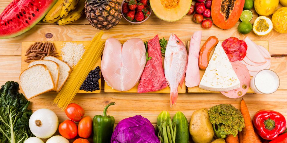 table pleine de toutes sortes de nourriture dans notre alimentation quotidienne comprend des protéines, des glucides, de...