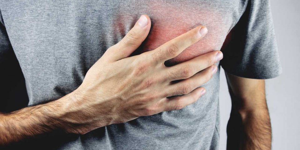 Insuffisance cardiaque : ce symptôme en vous allongeant doit vous alerter
