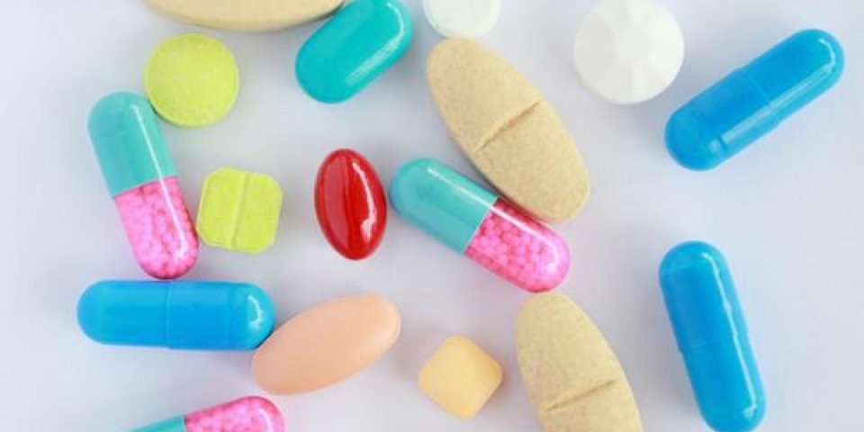 pilules colorées, comprimés et capsules sur fond blanc