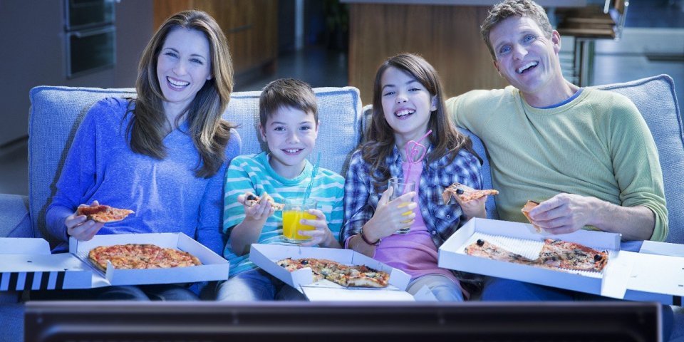 Repas devant la télé : pourquoi c'est dangereux pour vos enfants