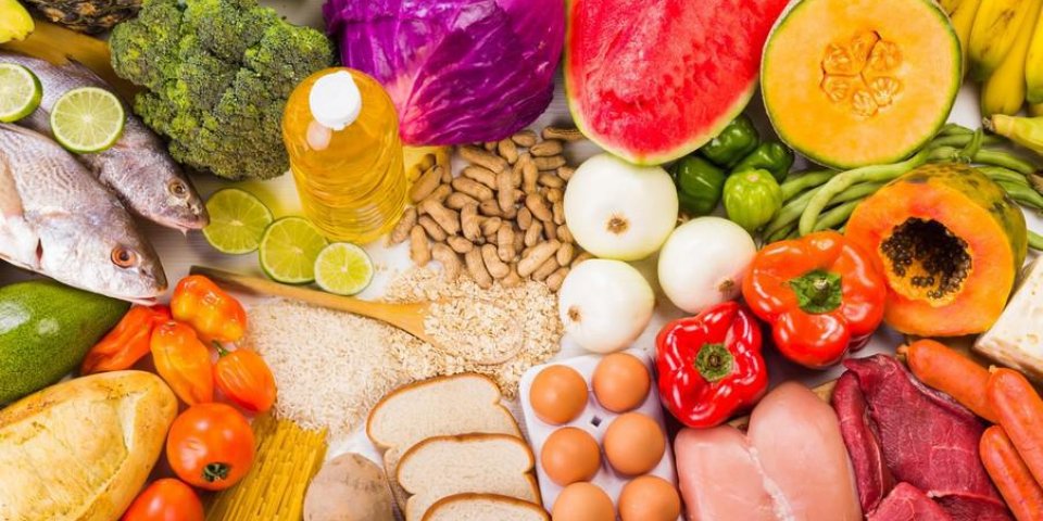 groupe d'aliments sains, la pousse comprend des protéines, des glucides, de bons gras, des fruits et des légumes