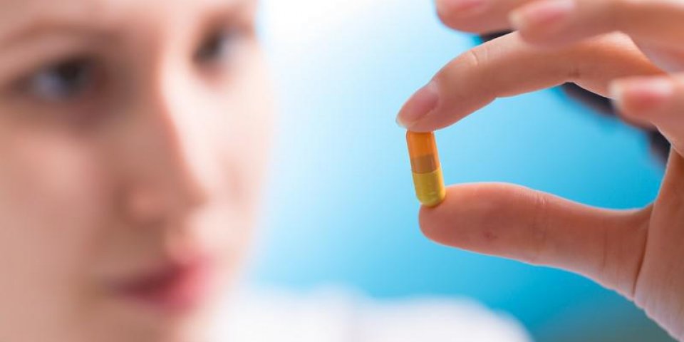 capsule de pilule de vitamine dans la main de la femme