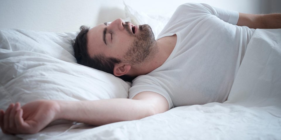 L’apnée du sommeil double les risques cardiovasculaires post-opératoires