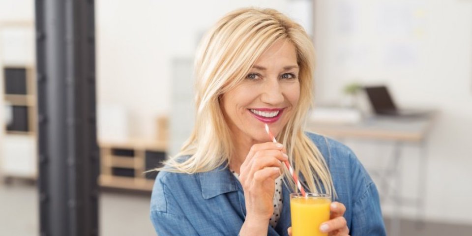 Hygiène dentaire : évitez de boire du jus d’orange avant le brossage des dents
