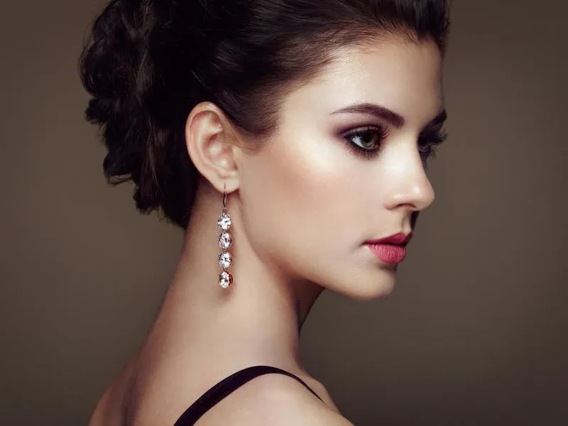 mode portrait de jeune femme belle avec des bijoux fille brune maquillage parfait femme de style avec des accessoires diamant