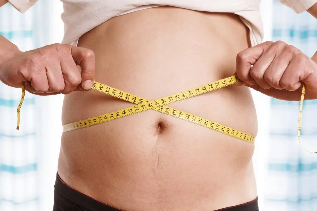 mann ist zu dick und möchte abnehmen