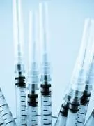 série médicale - seringues sur fond blanc