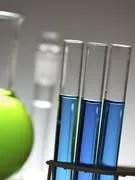 tubes à essai bleus et bouteilles avec fond blanc