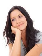 une jolie jeune femme sur un fond blanc