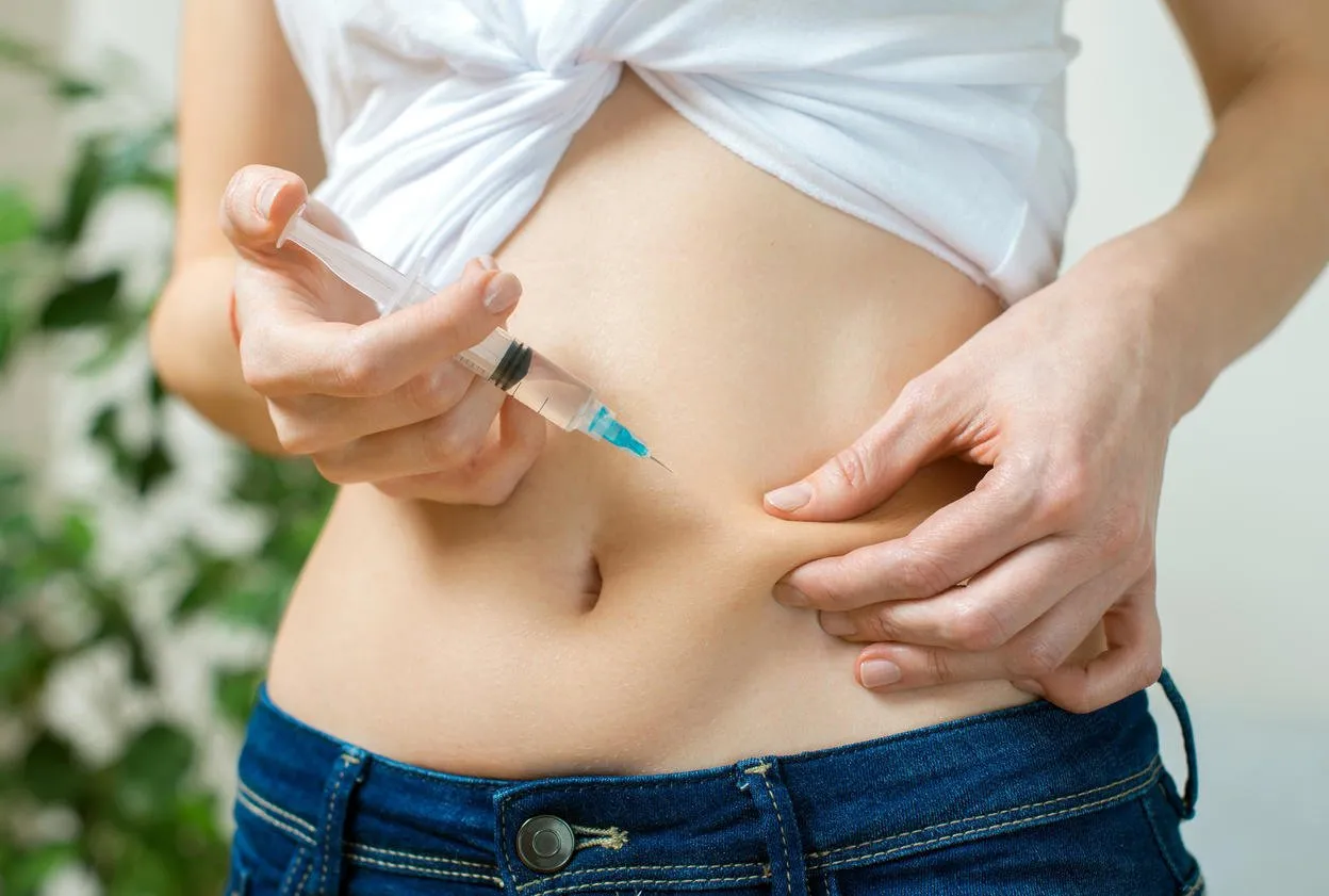 femme se donnant une injection d'injection d'insuline