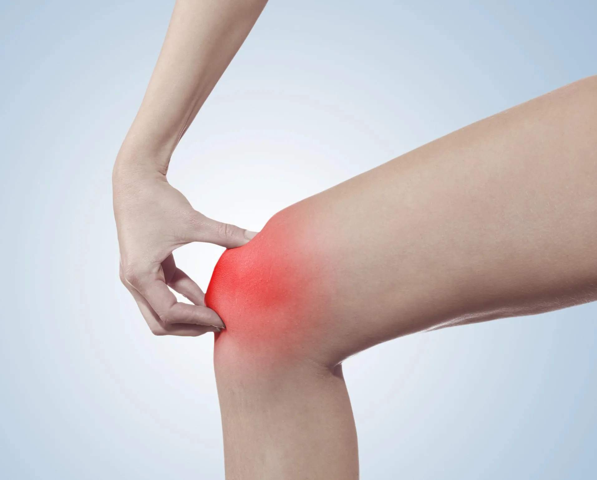 douleur chez la femme genou femme tenant les mains sur la douleur au genou spot