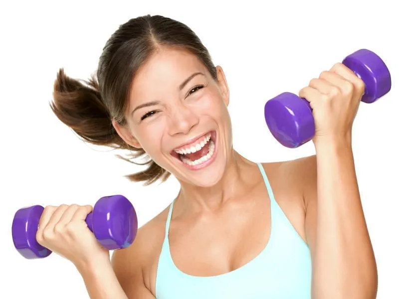 femme heureuse de remise en forme, soulever, haltères, sourire, gai, frais, et, énergique, mélangé, race, asiatique, caucasien, remise en forme, girl, formation, isolé, blanc, fond