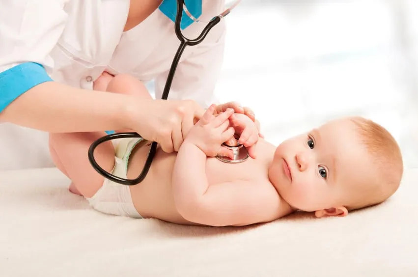 bébé chez le médecin médecin pédiatre écoute le cœur avec un stéthoscope