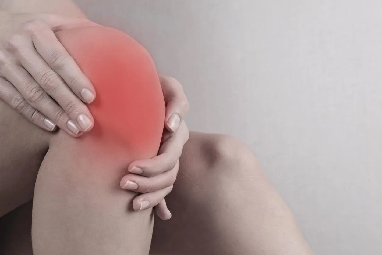 femme avec douleur au genou bouchent le concept de soulagement de la douleur