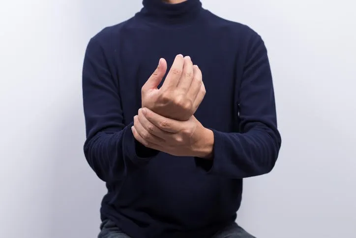 l'homme a mal à la main