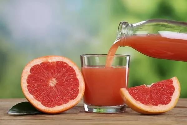 jus de pamplemousse affluent de fruits frais de pamplemousse en été
