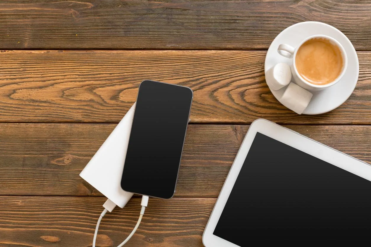 powerbank charging a smartphone