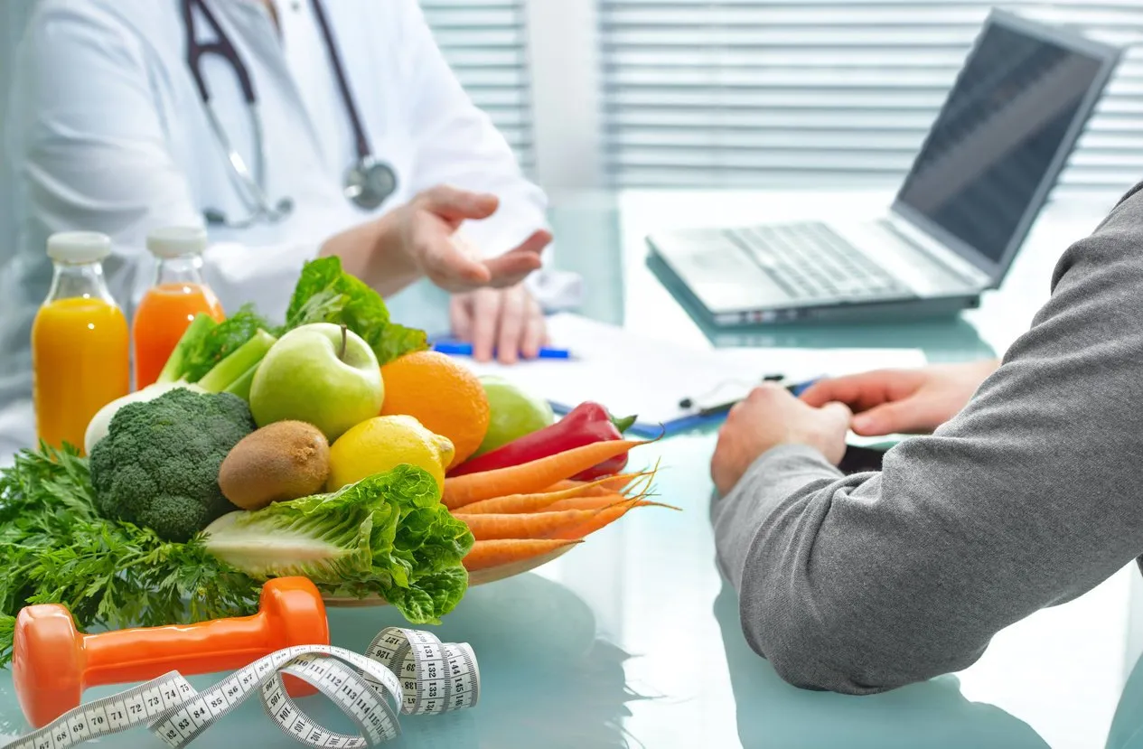 nutritionist is consulting the patient about healthy diet with vegetables and fruits nutrition und dieting concept