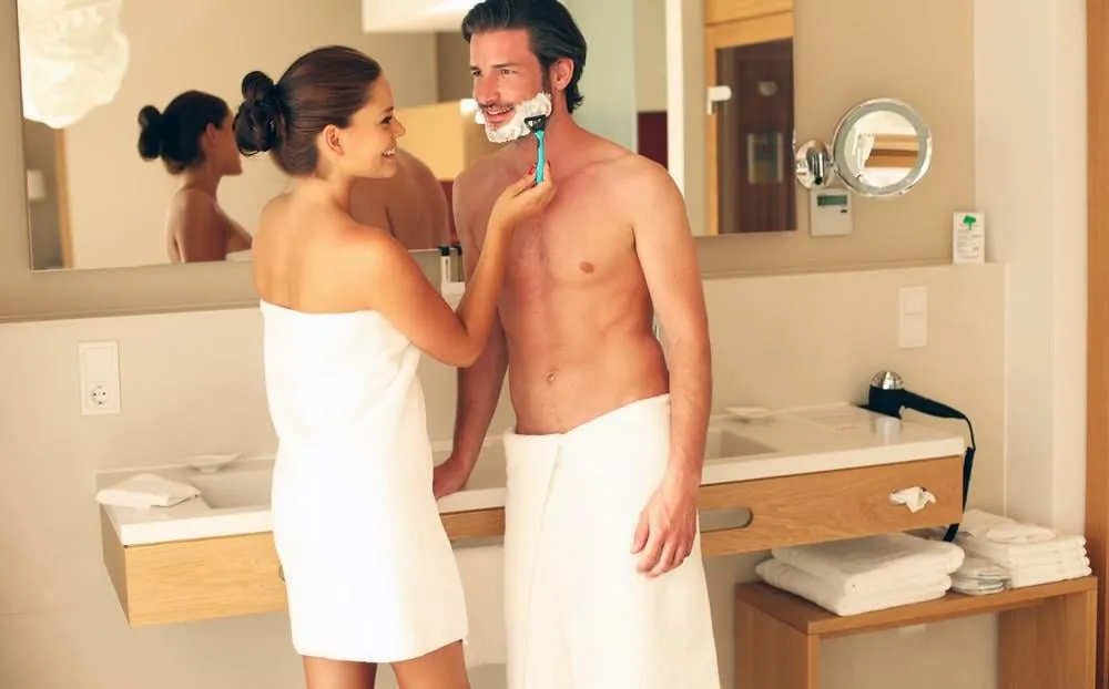 jeune couple dans la salle de bain