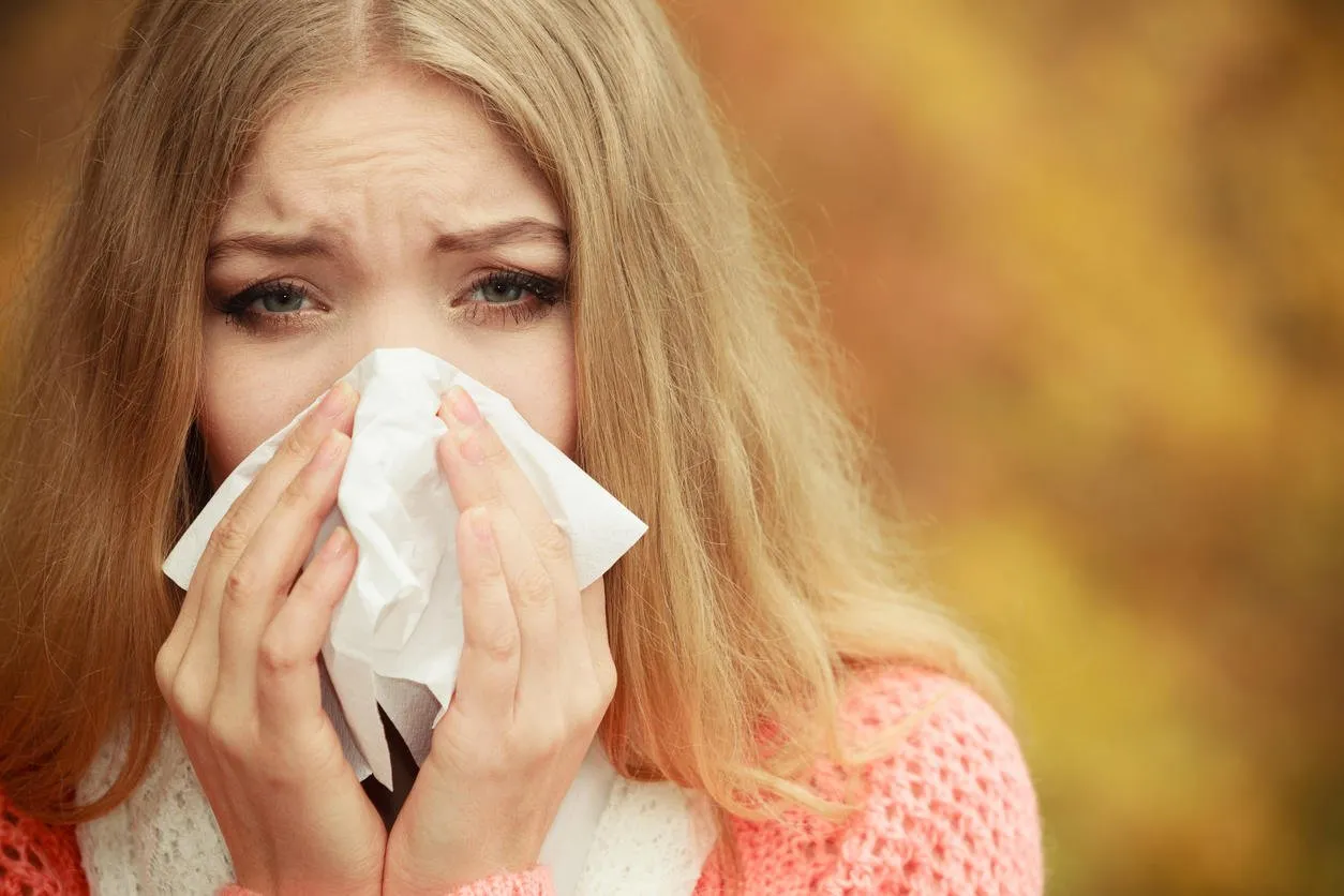 malade, automne, automne, parc, éternuer, dans, tissu, malade, fille, attrapé, rhume, froid, extérieur, rhinite, ou, allergie, soins de santé