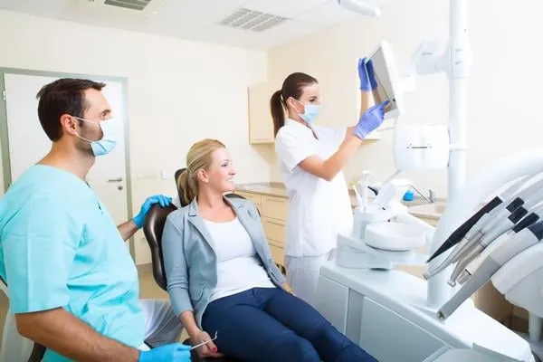 une femme adulte mature obtenant un bilan de santé chez le dentiste