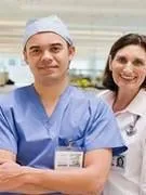 médecins avec chirurgien à l'hôpital